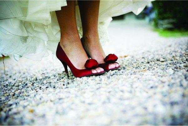 Isprobajte cipele za vjenčanje na čvrstoj podlozi